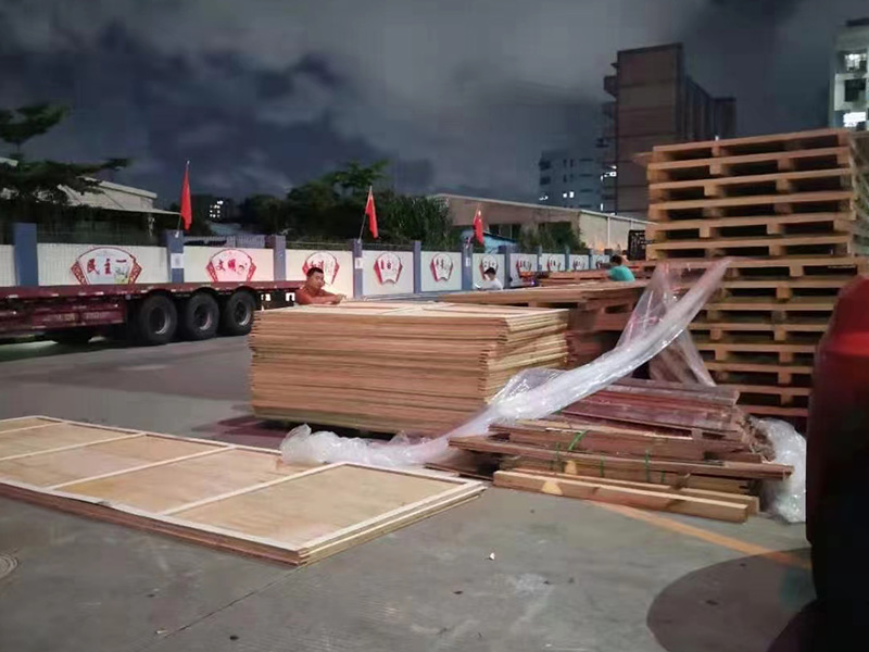 深圳石(shi)岩某重(zhong)型設備(bei)包裝